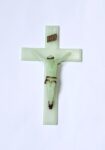 crucifixo fluerecente 15cm - brilha no escuro