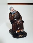 Imagem São Padre Pio sentado  12cm - resina