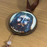 Adorno único medalha Face de Cristo