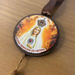 Adorno único medalha Nossa Senhora de Fátima
