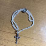 Terço pulseira cristal transparente com medalha resinada São Bento