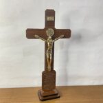Crucifixo MDF de mesa medalha de São Bento com oração 26cm