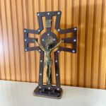 Crucifixo MDF de parede e mesa com strass 26cm