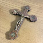 Crucifixo MDF de mão 18cm