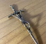 Crucifixo de metal ouro velho 13cm