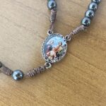 TERÇO DE HEMATITA SAGRADA FAMÍLIA 6MM