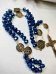 Terço cristal 8mm medalha de São Bento - Azul