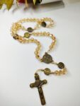 Terço cristal 8mm medalha de São Bento - bege